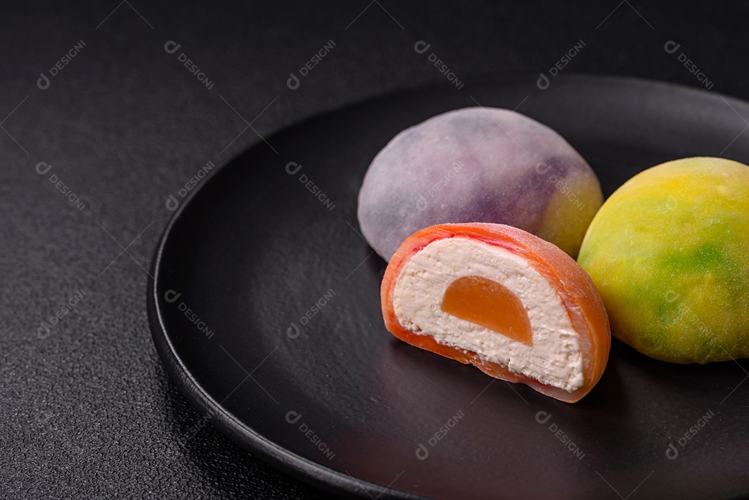 Deliciosas sobremesas doces de mochi geladas com recheio de frutas e cobertura de massa de arroz