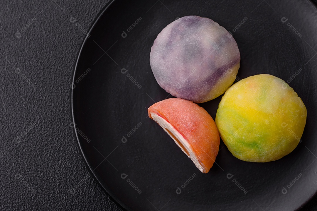 Deliciosas sobremesas doces de mochi geladas com recheio de frutas e cobertura de massa de arroz