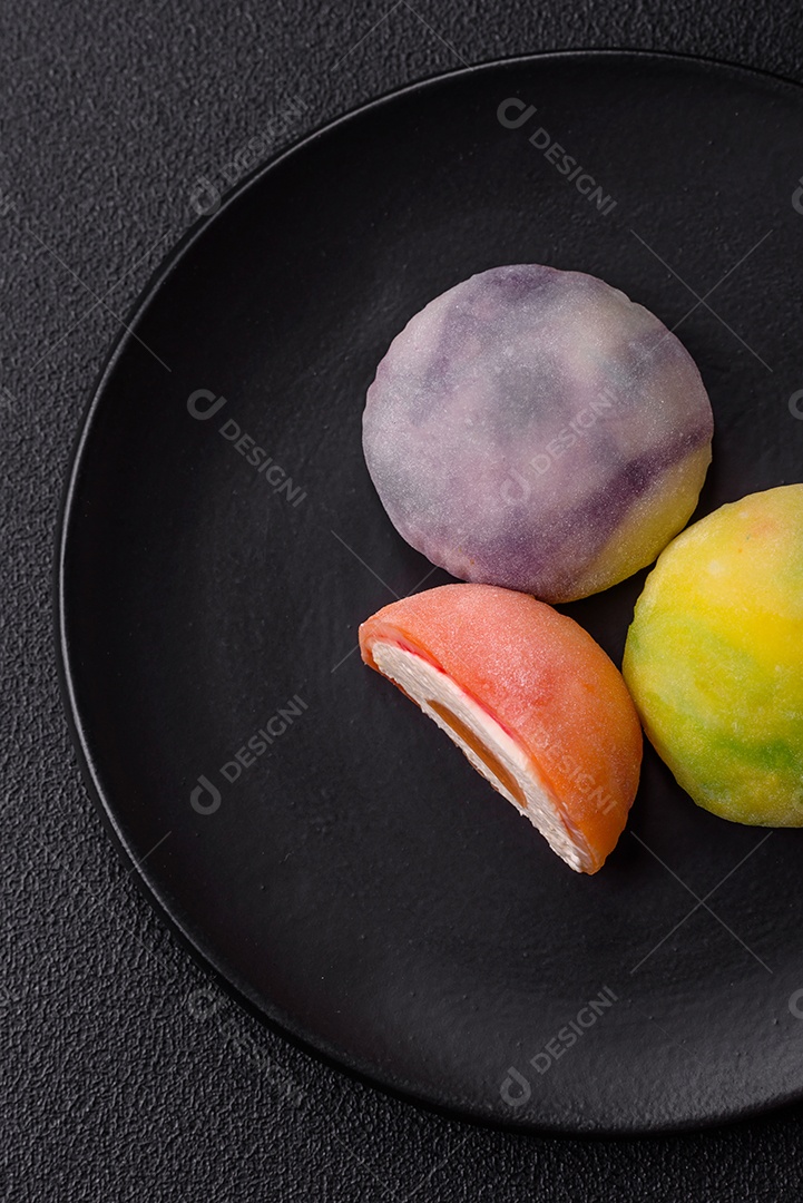 Deliciosas sobremesas doces de mochi geladas com recheio de frutas e cobertura de massa de arroz