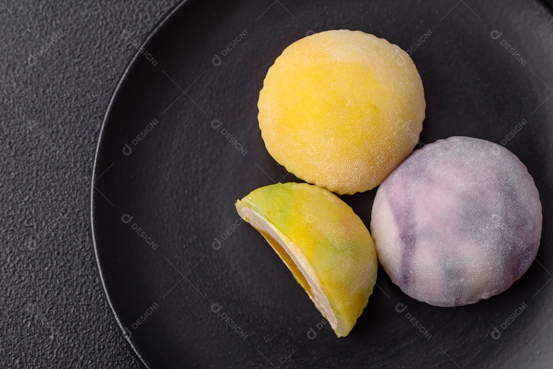 Deliciosas sobremesas doces de mochi geladas com recheio de frutas e cobertura de massa de arroz