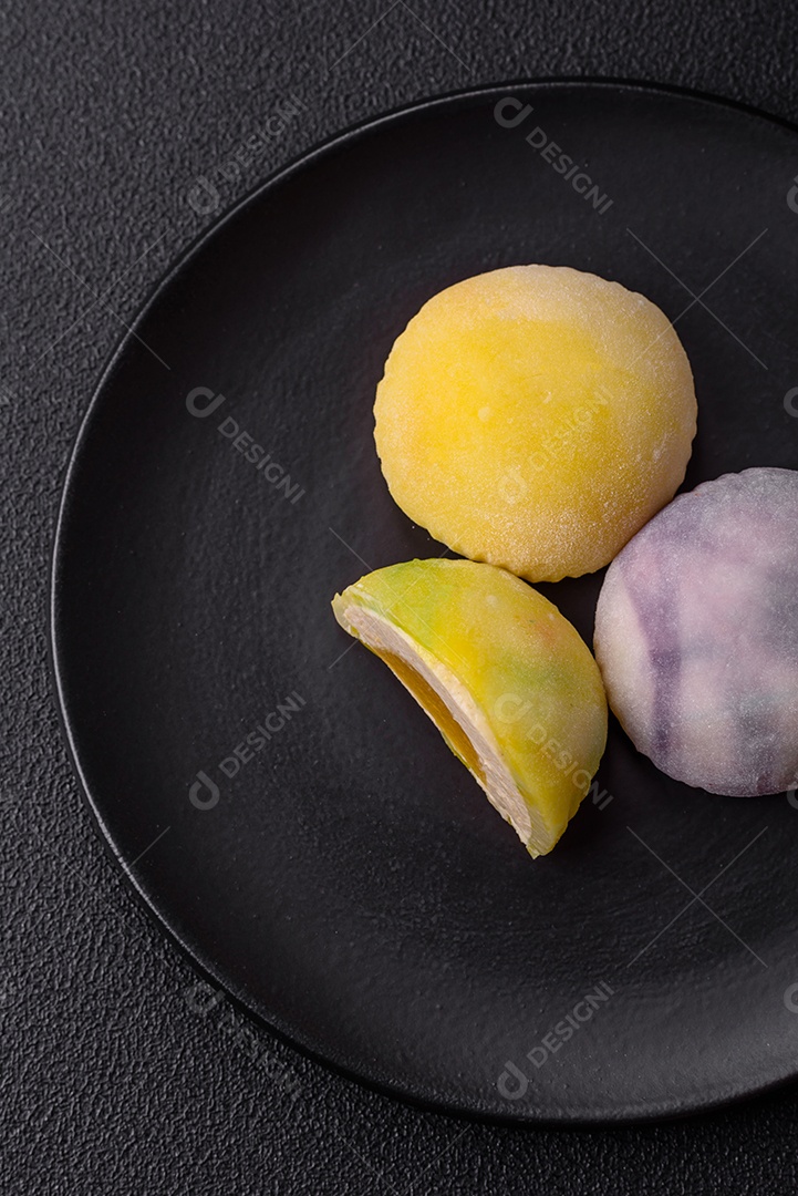 Deliciosas sobremesas doces de mochi geladas com recheio de frutas e cobertura de massa de arroz