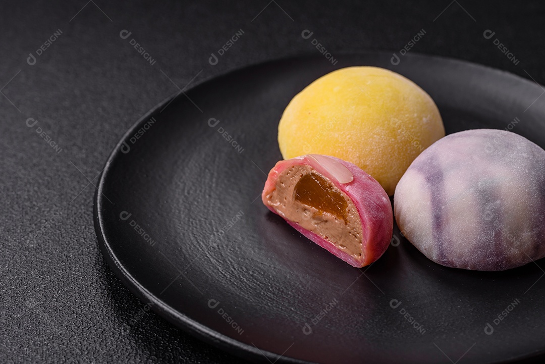 Deliciosas sobremesas doces de mochi geladas com recheio de frutas e cobertura de massa de arroz