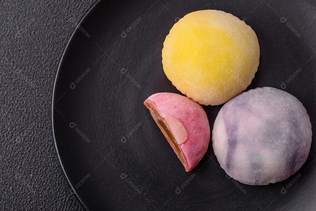 Deliciosas sobremesas doces de mochi geladas com recheio de frutas e cobertura de massa de arroz