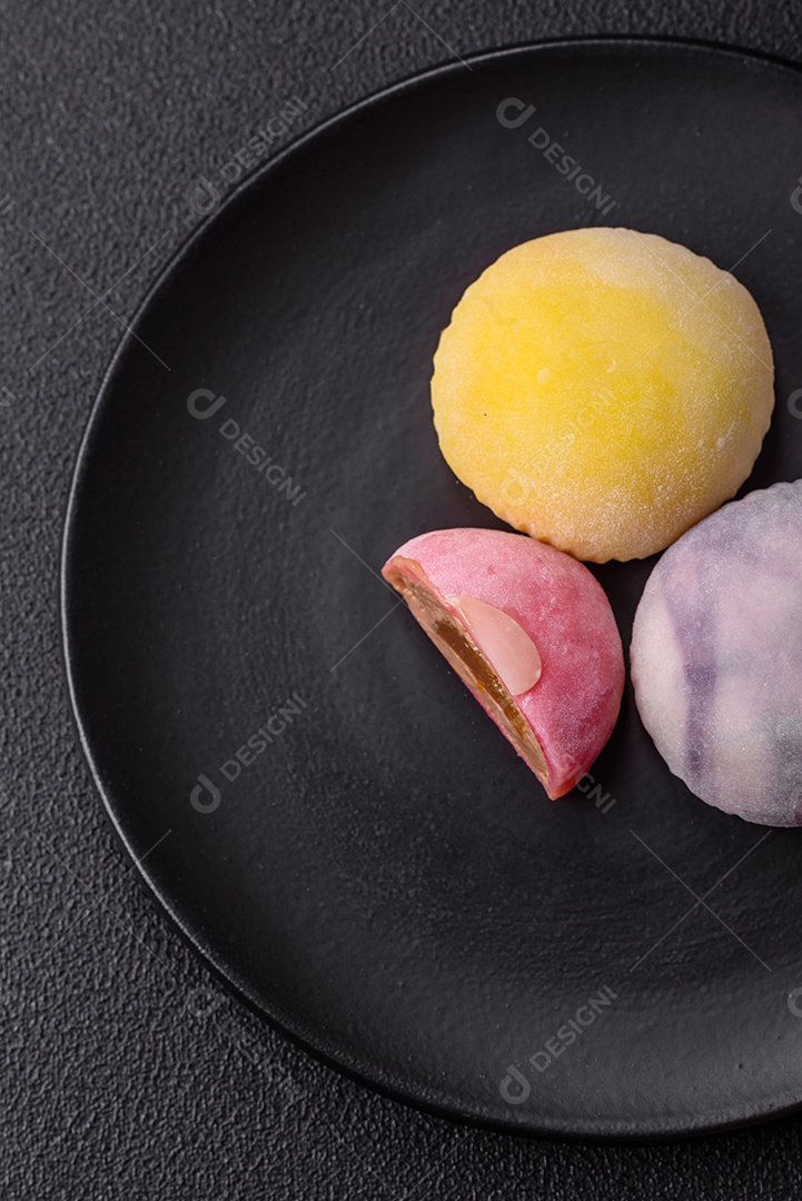 Deliciosas sobremesas doces de mochi geladas com recheio de frutas e cobertura de massa de arroz