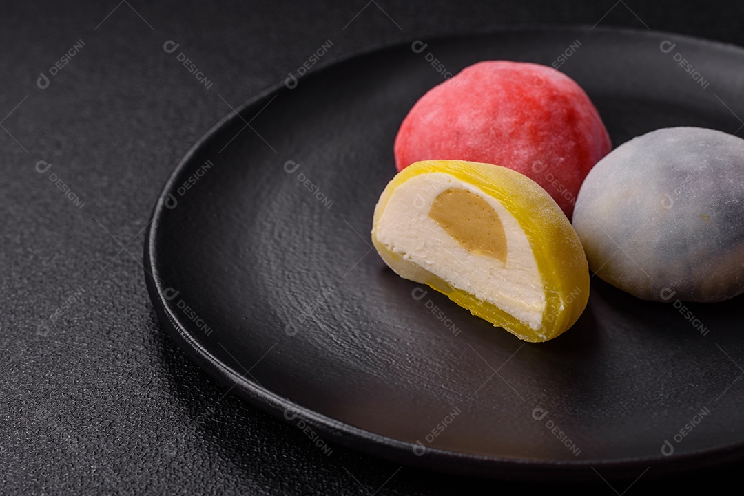 Deliciosas sobremesas doces de mochi geladas com recheio de frutas e cobertura de massa de arroz