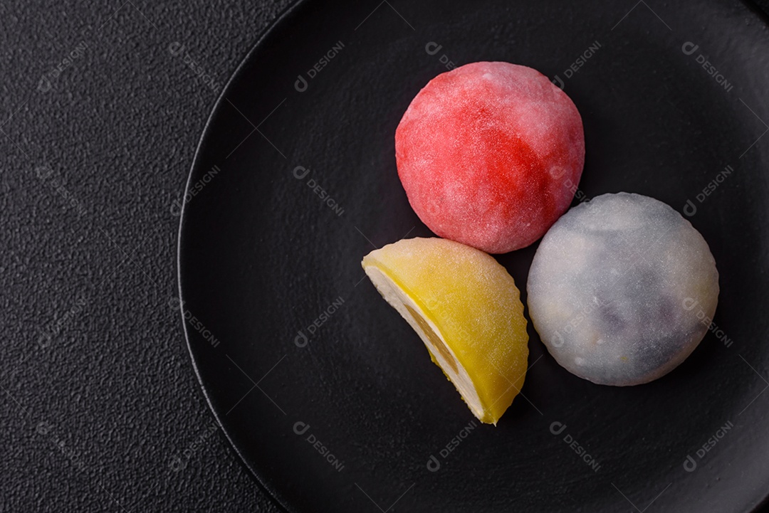 Deliciosas sobremesas doces de mochi geladas com recheio de frutas e cobertura de massa de arroz