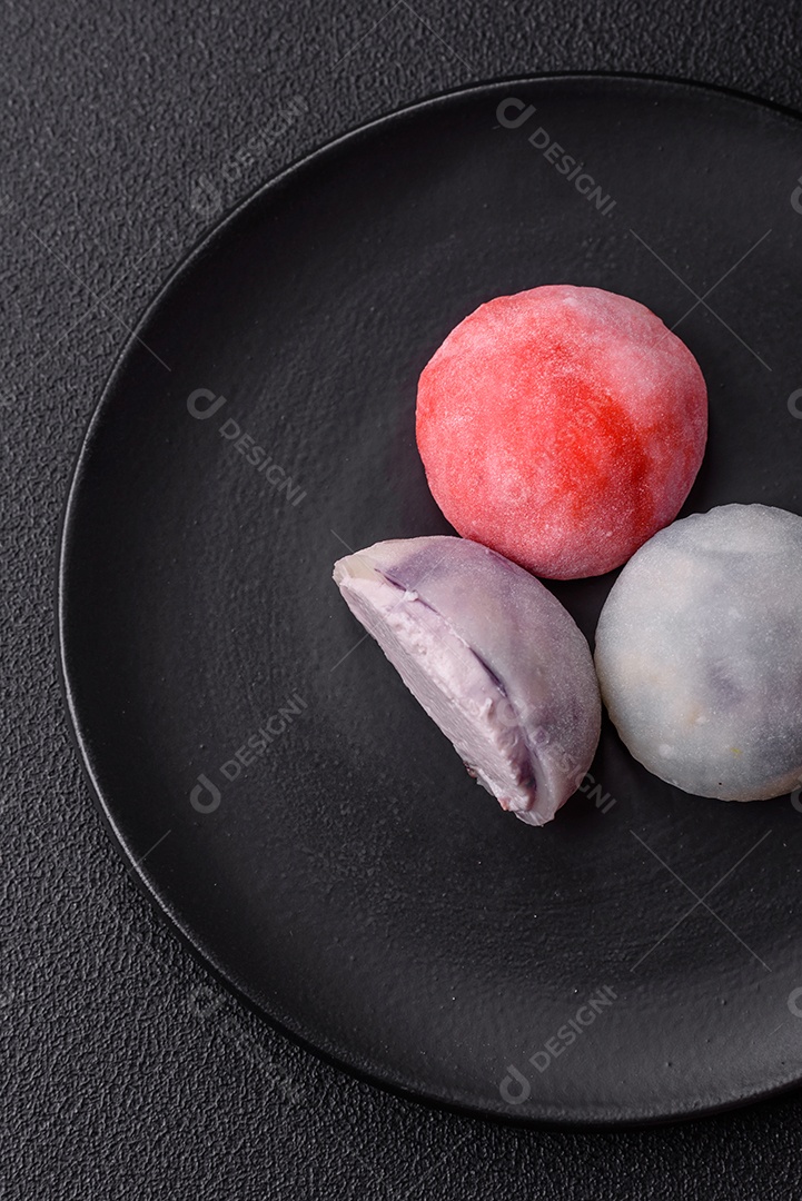 Deliciosas sobremesas doces de mochi geladas com recheio de frutas e cobertura de massa de arroz