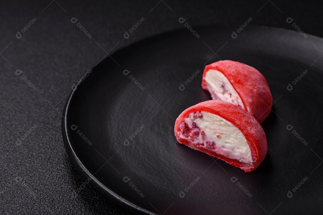 Deliciosas sobremesas doces de mochi geladas com recheio de frutas e cobertura de massa de arroz