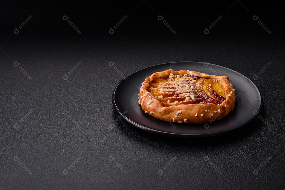 Deliciosas galettes doces e crocantes com frutas e canela assadas em casa