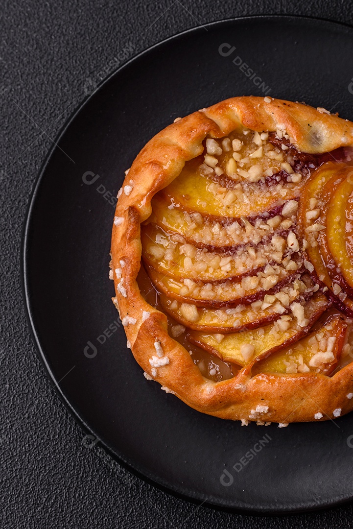 Deliciosas galettes doces e crocantes com frutas e canela assadas em casa