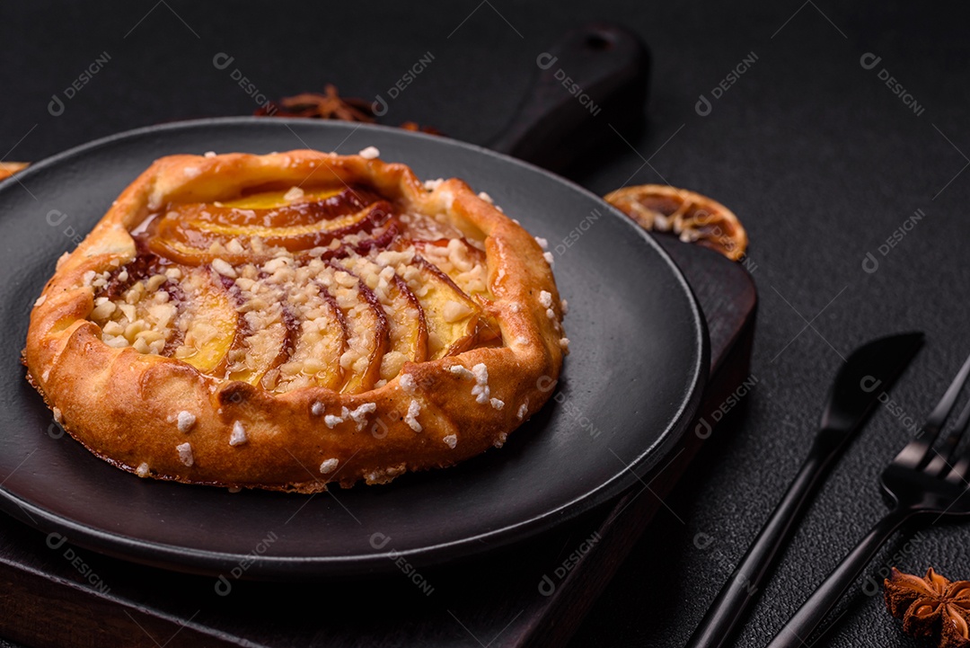 Deliciosas galettes doces e crocantes com frutas e canela assadas em casa