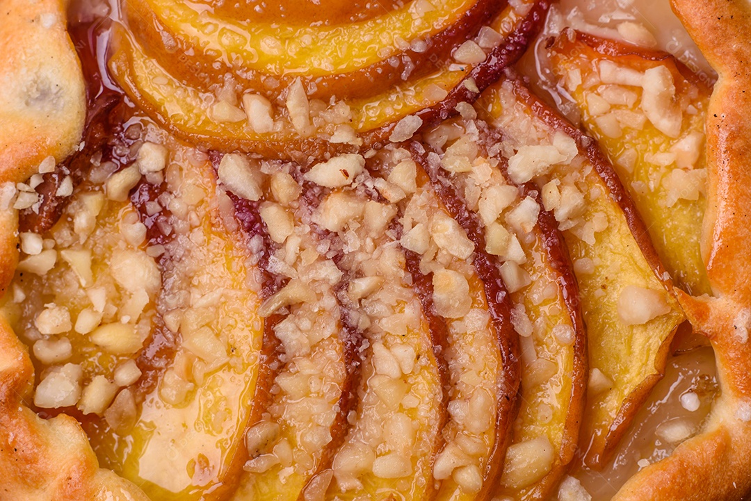 Deliciosas galettes doces e crocantes com frutas e canela assadas em casa