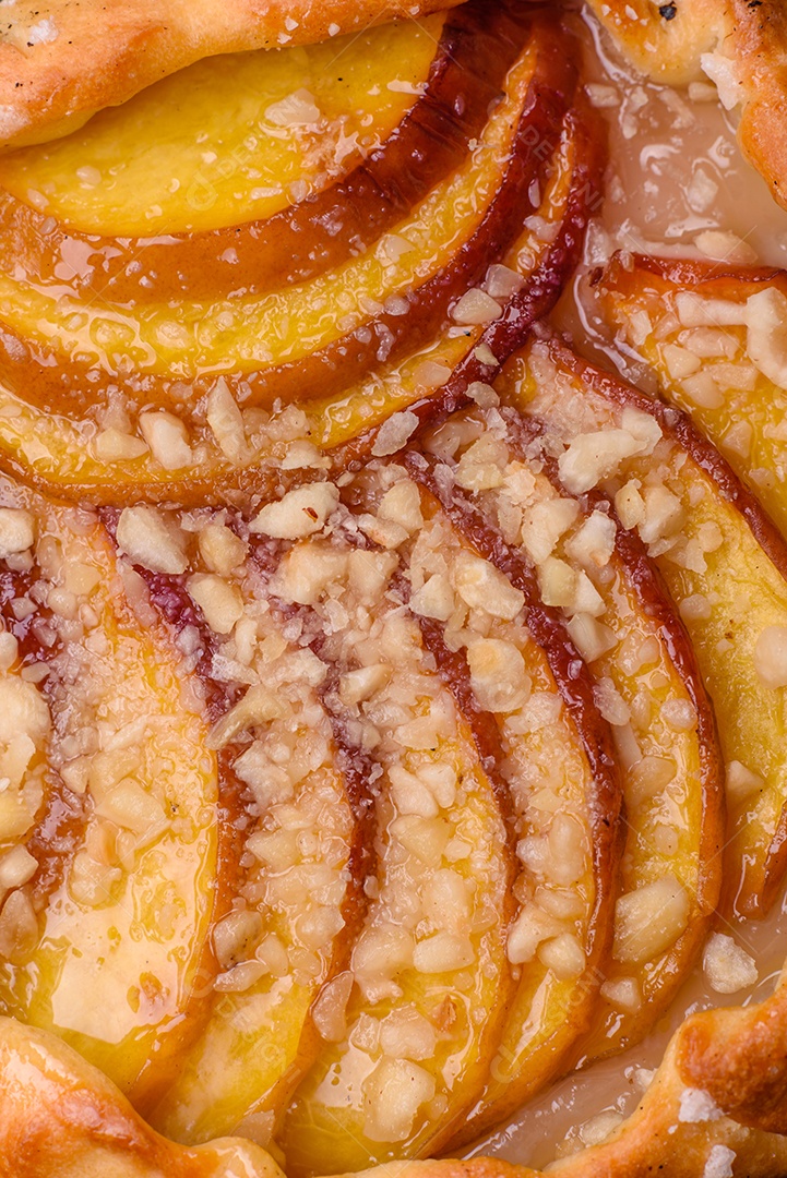 Deliciosas galettes doces e crocantes com frutas e canela assadas em casa