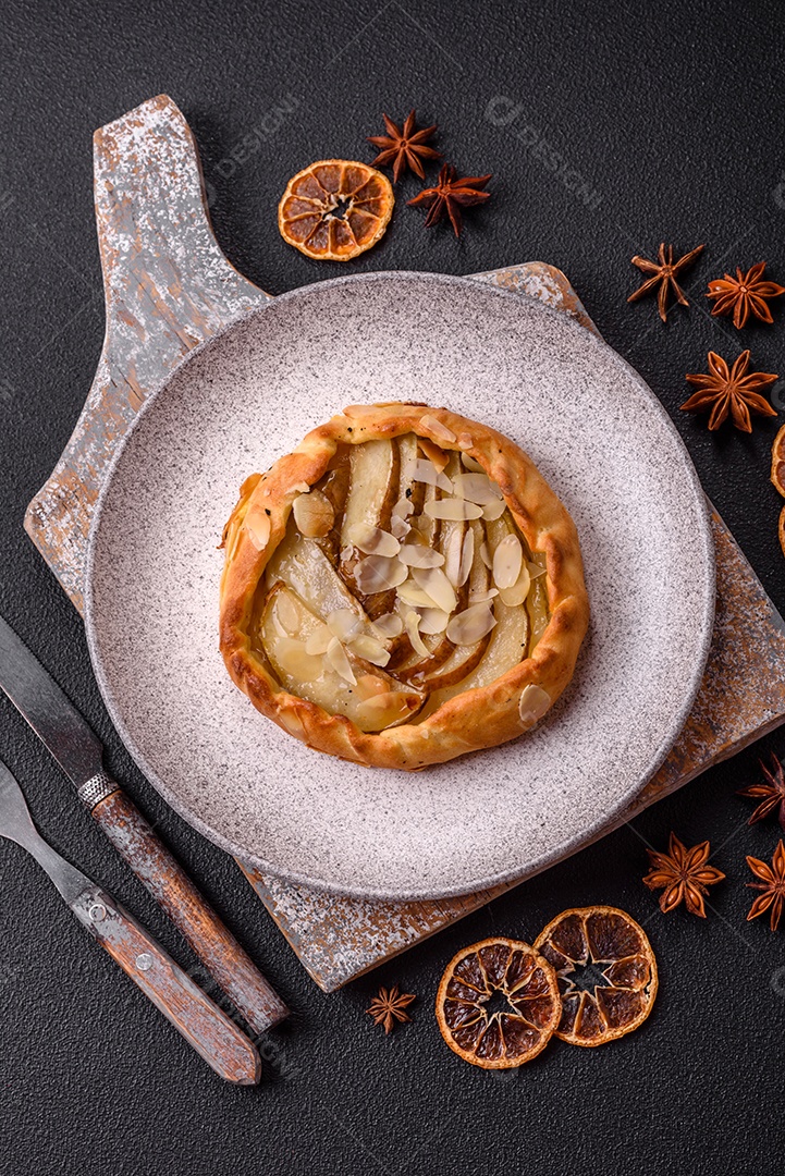 Deliciosas galettes doces e crocantes com frutas e canela assadas em casa