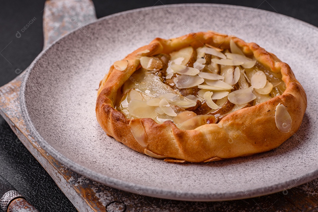 Deliciosas galettes doces e crocantes com frutas e canela assadas em casa