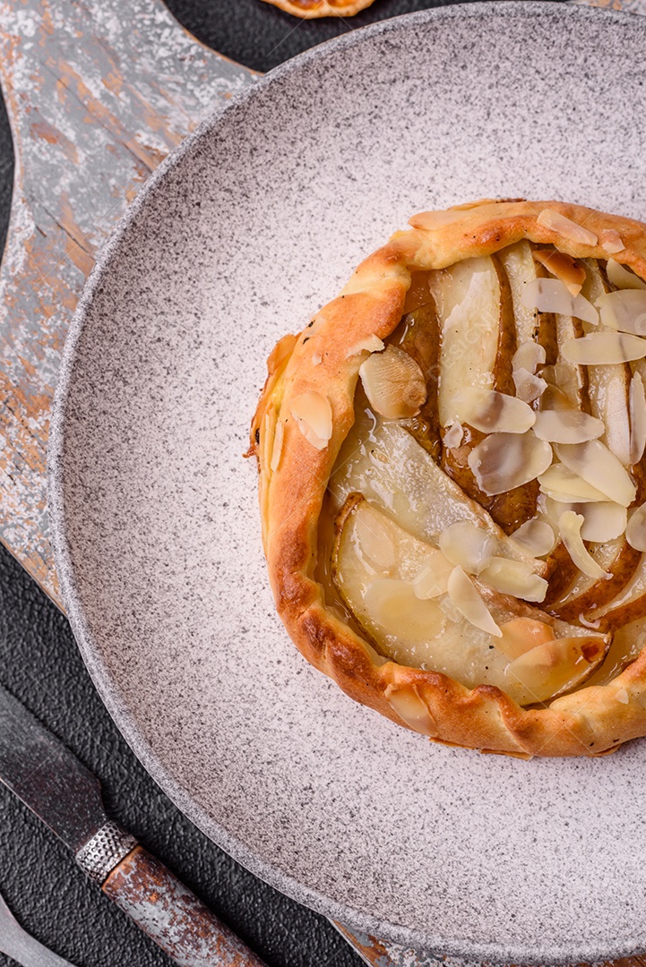 Deliciosas galettes doces e crocantes com frutas e canela assadas em casa