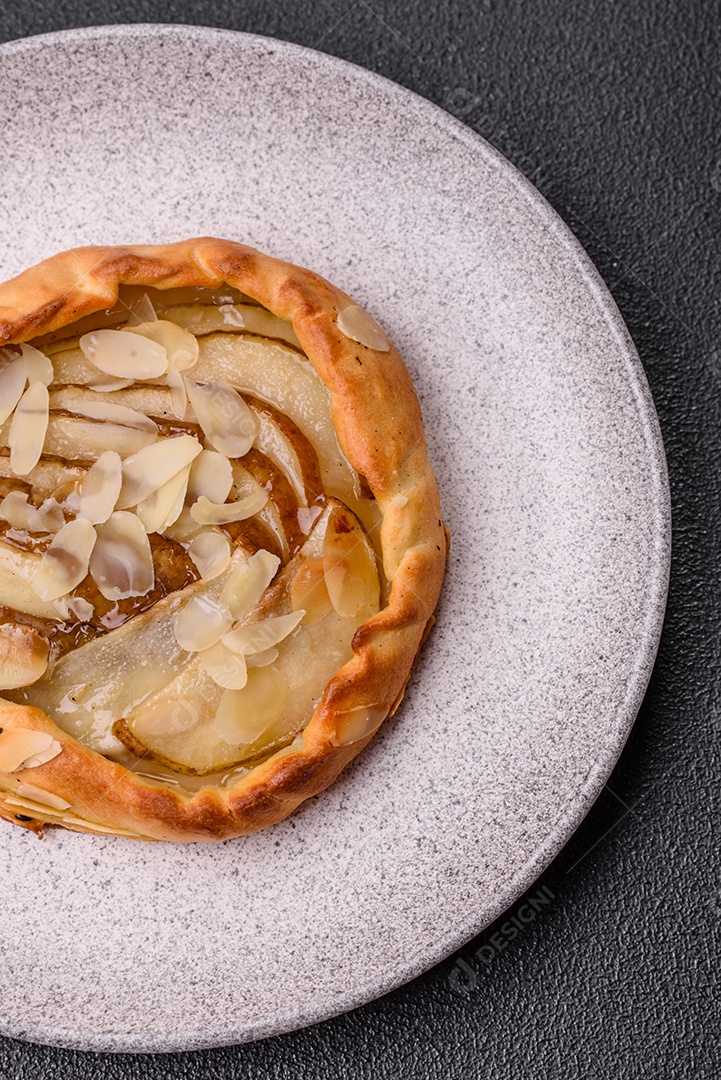 Deliciosas galettes doces e crocantes com frutas e canela assadas em casa