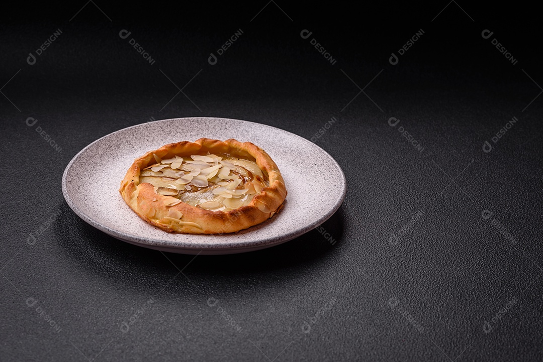 Deliciosas galettes doces e crocantes com frutas e canela assadas em casa