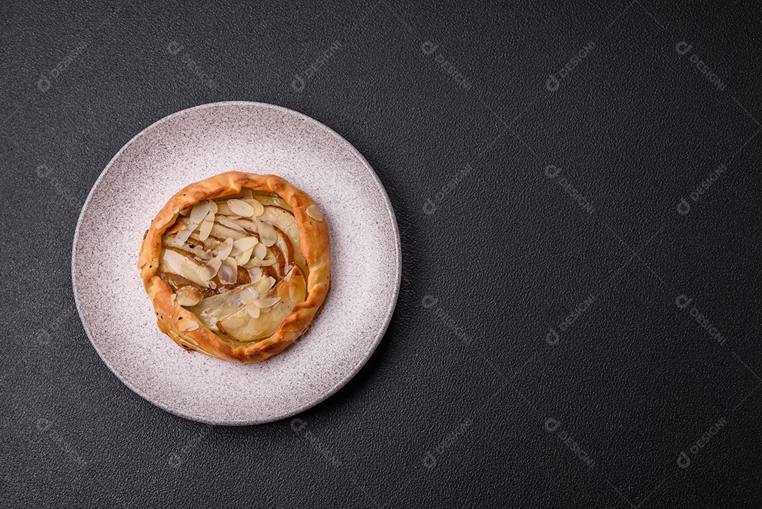 Deliciosas galettes doces e crocantes com frutas e canela assadas em casa