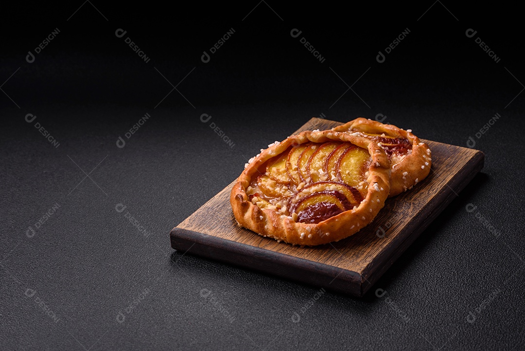 Deliciosas galettes doces e crocantes com frutas e canela assadas em casa