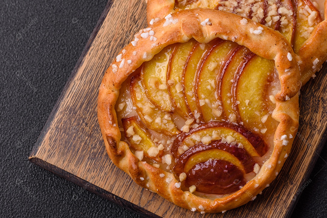 Deliciosas galettes doces e crocantes com frutas e canela assadas em casa