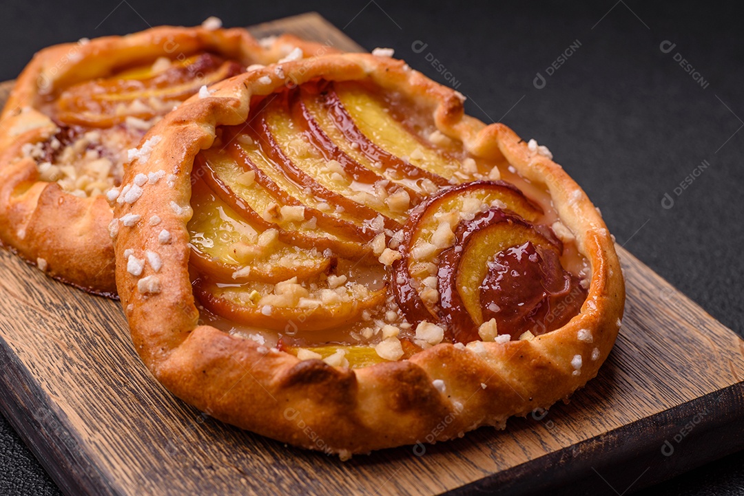 Deliciosas galettes doces e crocantes com frutas e canela assadas em casa