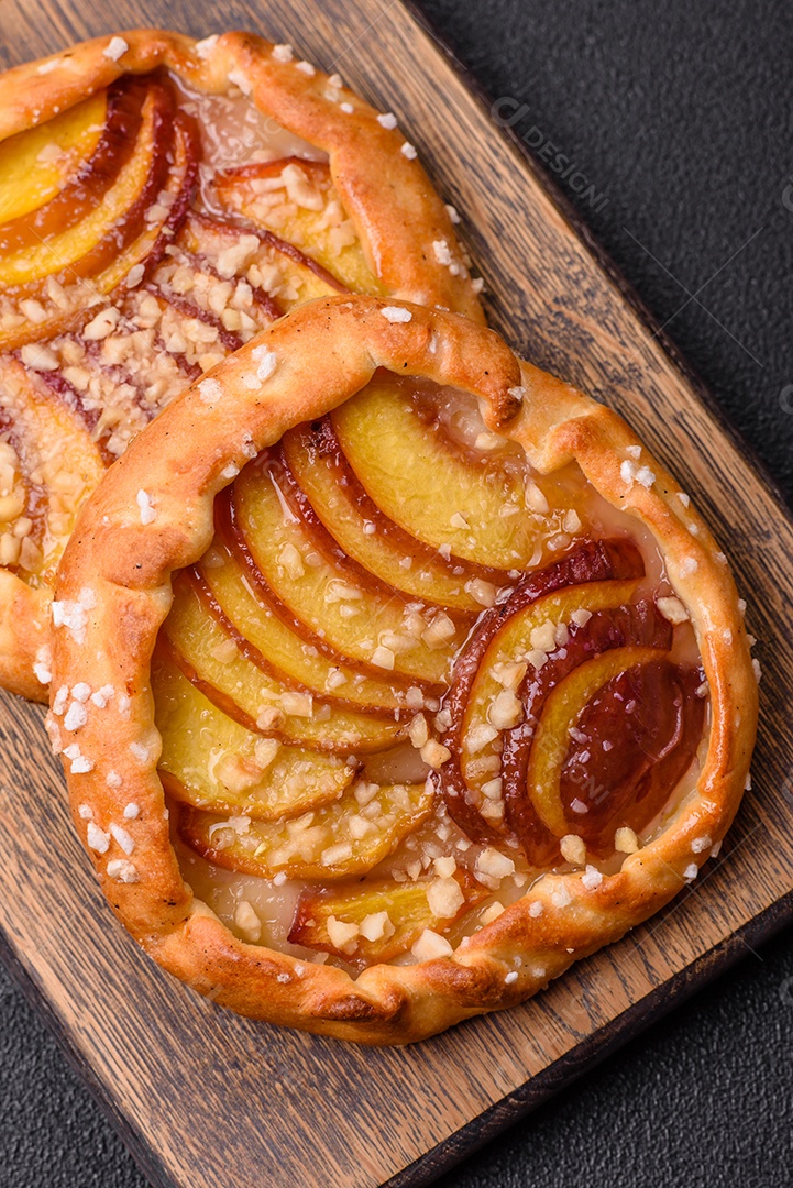 Deliciosas galettes doces e crocantes com frutas e canela assadas em casa