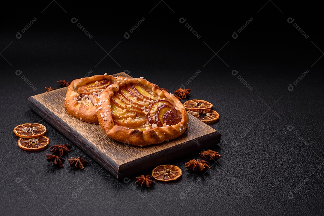 Deliciosas galettes doces e crocantes com frutas e canela assadas em casa
