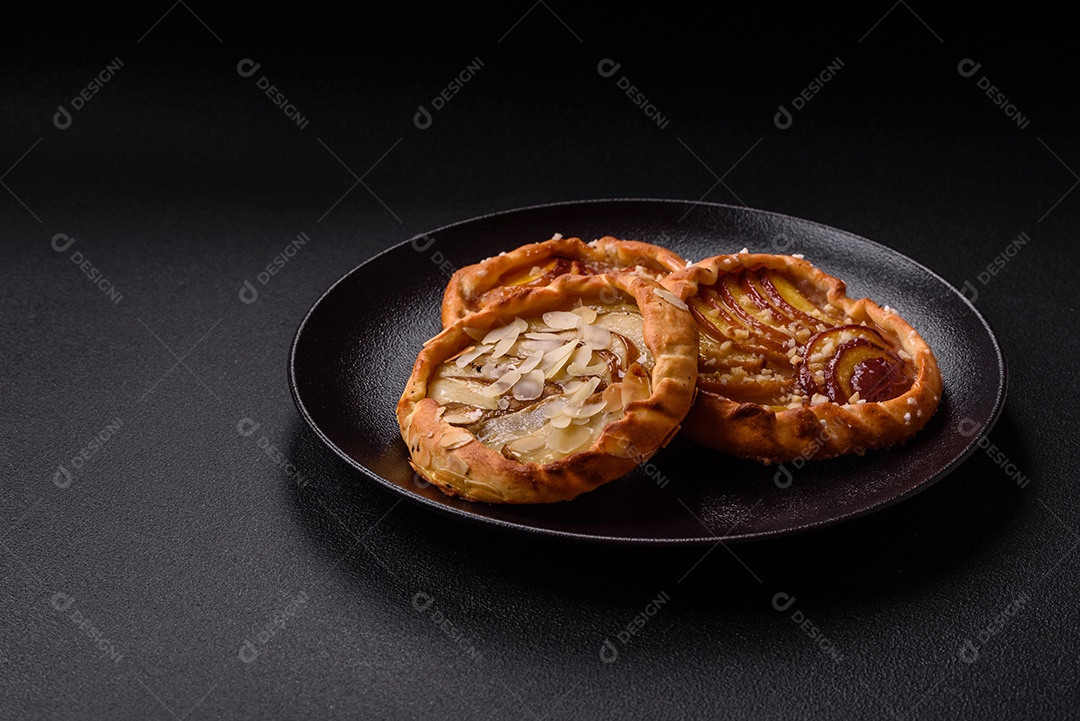 Deliciosas galettes doces e crocantes com frutas e canela assadas em casa