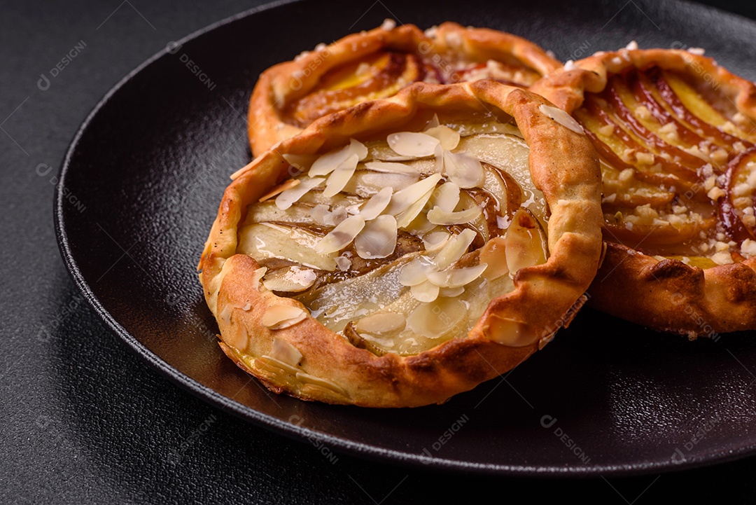 Deliciosas galettes doces e crocantes com frutas e canela assadas em casa