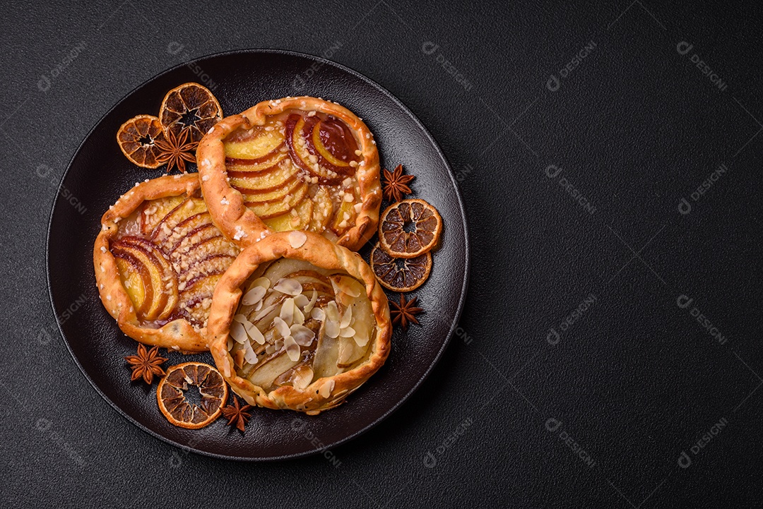 Deliciosas galettes doces e crocantes com frutas e canela assadas em casa