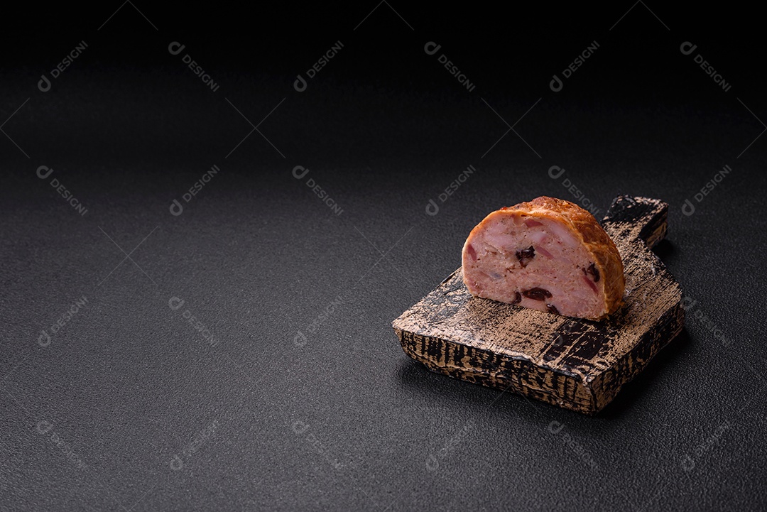 Bolo de carne defumado ou salsicha com sal, especiarias e ervas sobre um fundo escuro de concreto