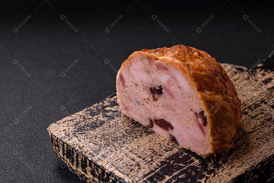 Bolo de carne defumado ou salsicha com sal, especiarias e ervas sobre um fundo escuro de concreto