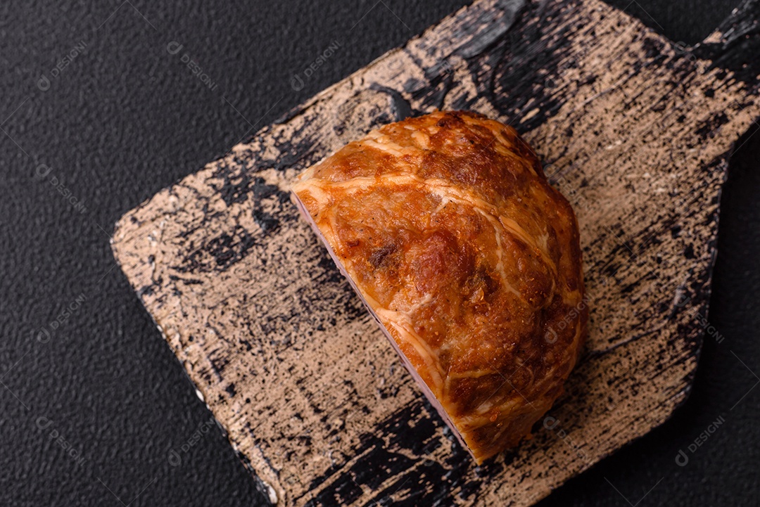 Bolo de carne defumado ou salsicha com sal, especiarias e ervas sobre um fundo escuro de concreto