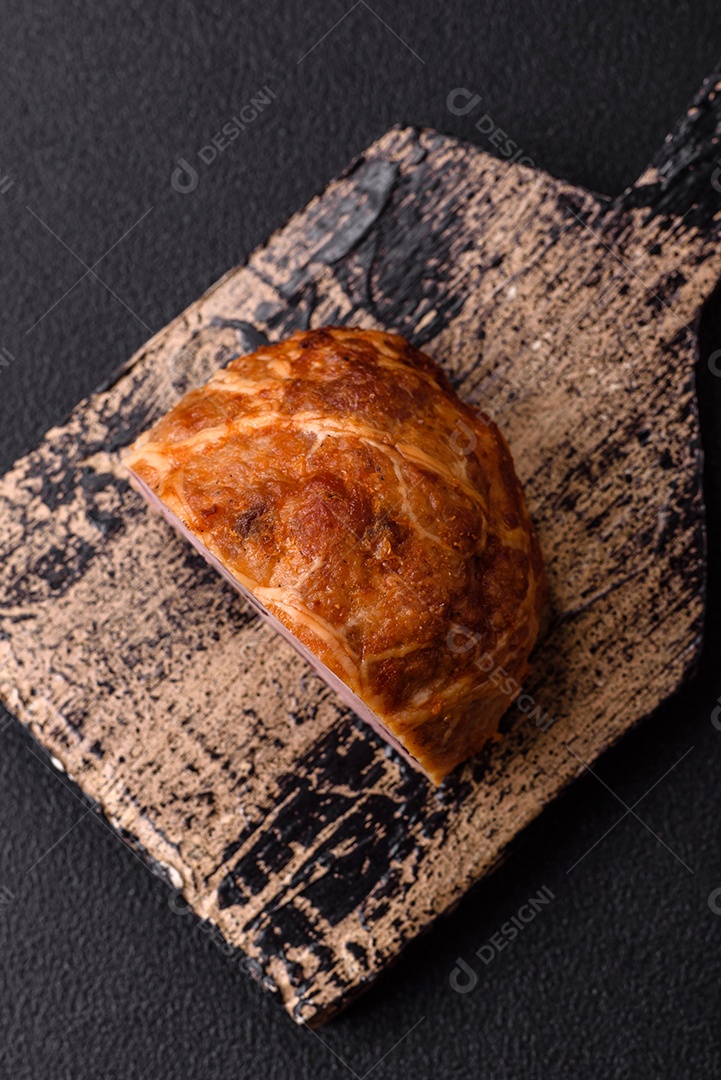 Bolo de carne defumado ou salsicha com sal, especiarias e ervas sobre um fundo escuro de concreto
