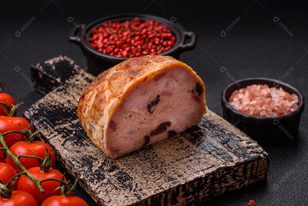 Bolo de carne defumado ou salsicha com sal, especiarias e ervas sobre um fundo escuro de concreto