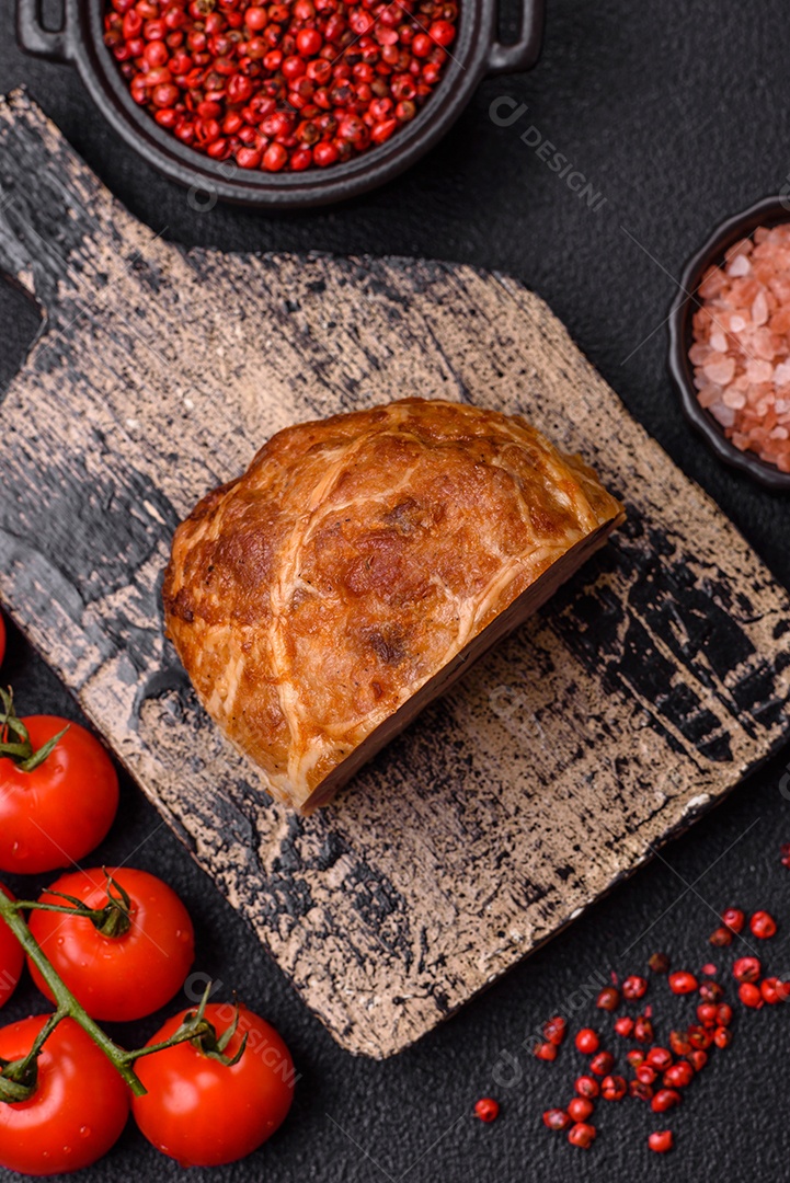 Bolo de carne defumado ou salsicha com sal, especiarias e ervas sobre um fundo escuro de concreto