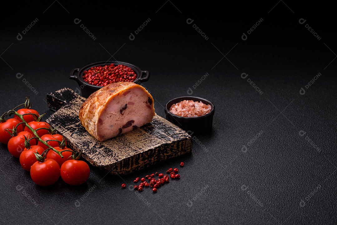 Bolo de carne defumado ou salsicha com sal, especiarias e ervas sobre um fundo escuro de concreto