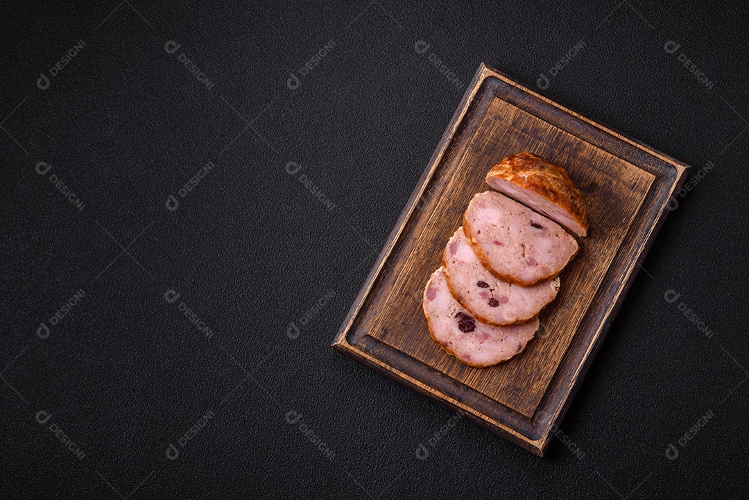 Bolo de carne defumado ou salsicha com sal, especiarias e ervas sobre um fundo escuro de concreto