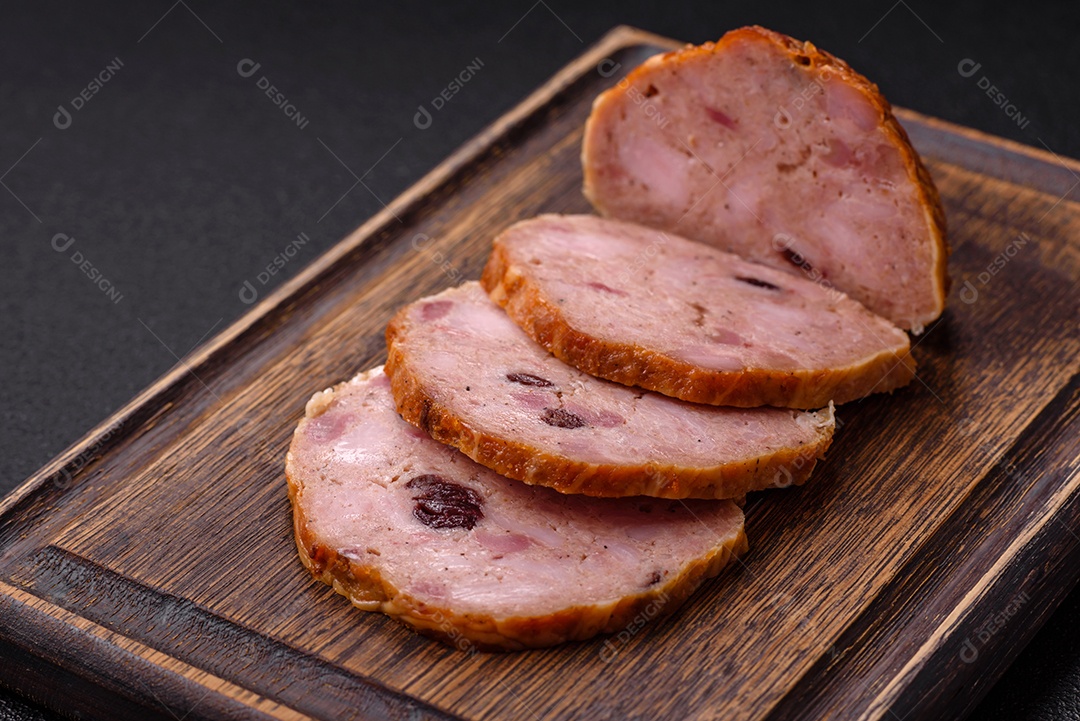 Bolo de carne defumado ou salsicha com sal, especiarias e ervas sobre um fundo escuro de concreto