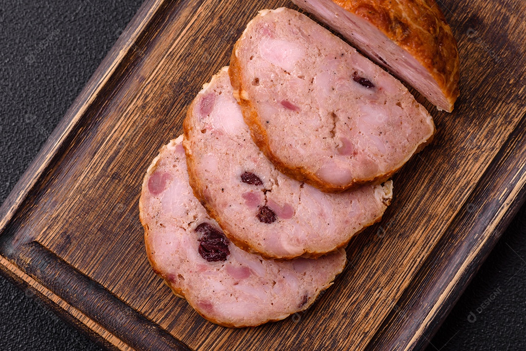 Bolo de carne defumado ou salsicha com sal, especiarias e ervas sobre um fundo escuro de concreto