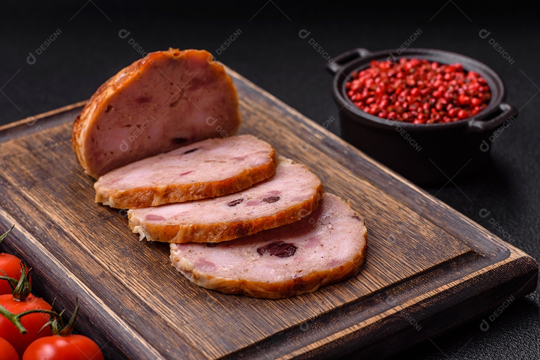 Bolo de carne defumado ou salsicha com sal, especiarias e ervas sobre um fundo escuro de concreto