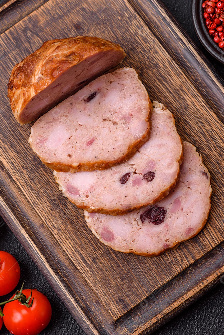 Bolo de carne defumado ou salsicha com sal, especiarias e ervas sobre um fundo escuro de concreto