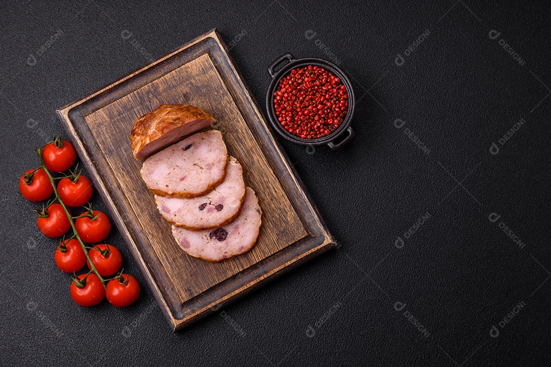 Bolo de carne defumado ou salsicha com sal, especiarias e ervas sobre um fundo escuro de concreto