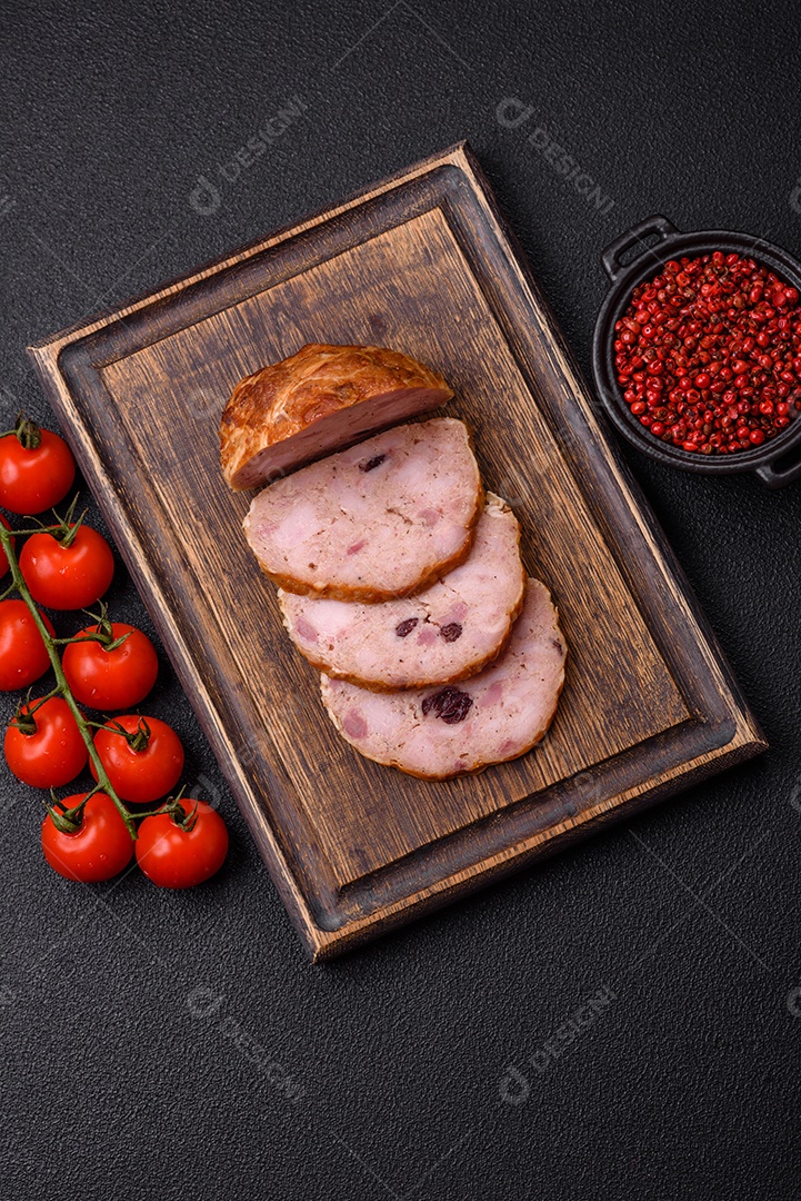 Bolo de carne defumado ou salsicha com sal, especiarias e ervas sobre um fundo escuro de concreto