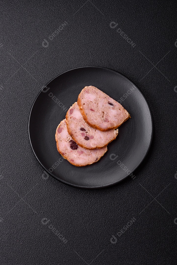 Bolo de carne defumado ou salsicha com sal, especiarias e ervas sobre um fundo escuro de concreto