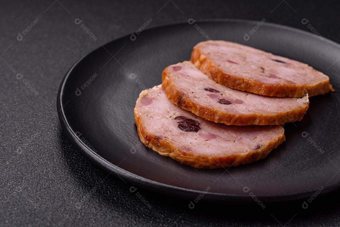 Bolo de carne defumado ou salsicha com sal, especiarias e ervas sobre um fundo escuro de concreto