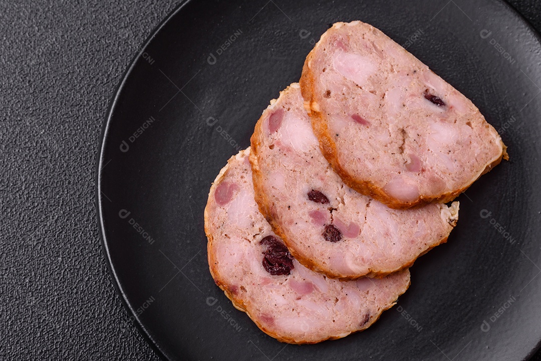 Bolo de carne defumado ou salsicha com sal, especiarias e ervas sobre um fundo escuro de concreto