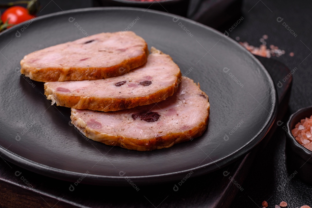 Bolo de carne defumado ou salsicha com sal, especiarias e ervas sobre um fundo escuro de concreto
