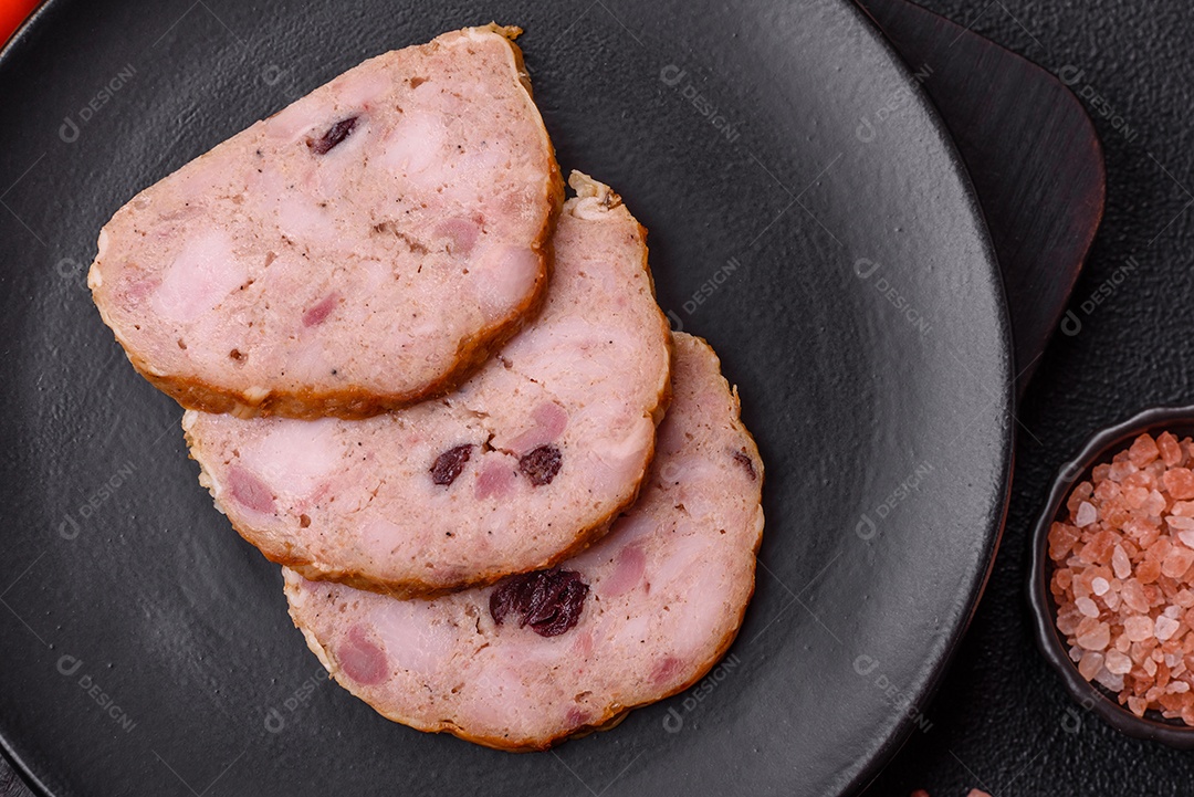 Bolo de carne defumado ou salsicha com sal, especiarias e ervas sobre um fundo escuro de concreto